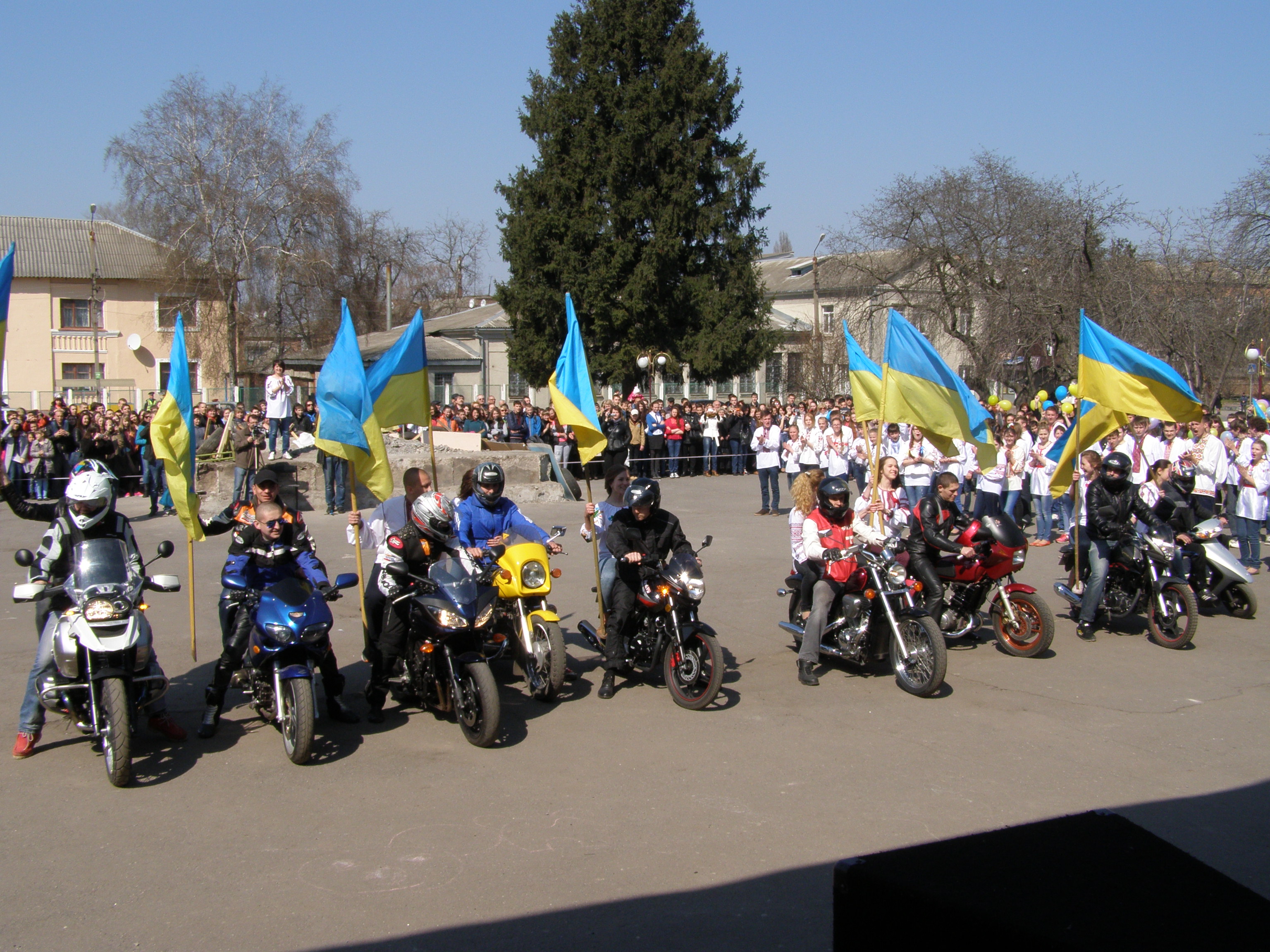Флешмоб «Ні – війні! Так – миру!» на площі Героїв Майдану