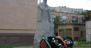 Памятник М.Грушевському