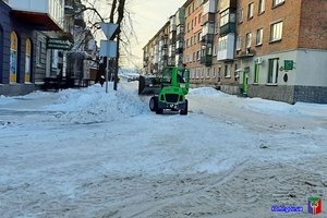 Комунальники проводжають зиму прочисткою доріг від снігу та посипкою вулиць протиожеледною сумішшю