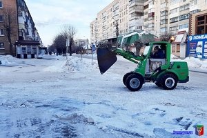 Комунальники проводжають зиму прочисткою доріг від снігу та посипкою вулиць протиожеледною сумішшю