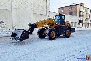 Комунальники проводжають зиму прочисткою доріг від снігу та посипкою вулиць протиожеледною сумішшю