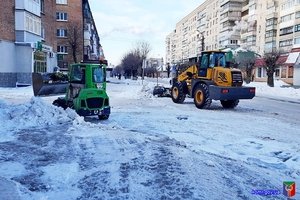 Комунальники проводжають зиму прочисткою доріг від снігу та посипкою вулиць протиожеледною сумішшю