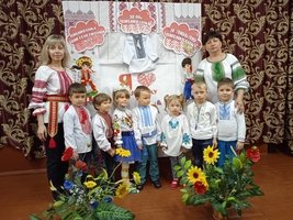 Парад вишиванок у Пиковецькому ЗНВК