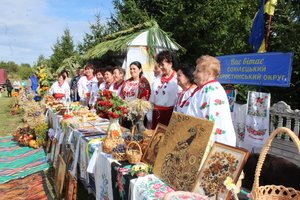 Гостинно, смачно, із вишивками та піснями – виставка світлиць старостинських округів Козятинської громади