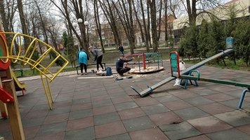 Пофарбовані і відремонтовані гойдалки та лавки у міському сквері