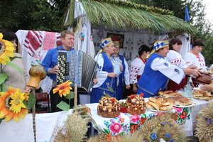 Гостинно, смачно, із вишивками та піснями – виставка світлиць старостинських округів Козятинської громади