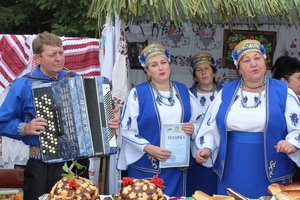 Гостинно, смачно, із вишивками та піснями – виставка світлиць старостинських округів Козятинської громади