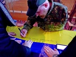 Герой України козятинець Дмитро Фінашин подарував власноруч підписаний прапор Козятинській громаді