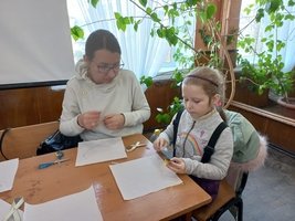 Педагоги Козятинського центру дитячої та юнацької творчості продовжують проводити майстер-класи для дітей тимчасово переміщених осіб