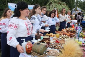 Гостинно, смачно, із вишивками та піснями – виставка світлиць старостинських округів Козятинської громади