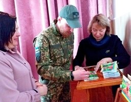 Герой України козятинець Дмитро Фінашин подарував власноруч підписаний прапор Козятинській громаді