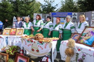 Гостинно, смачно, із вишивками та піснями – виставка світлиць старостинських округів Козятинської громади