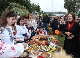 Гостинно, смачно, із вишивками та піснями – виставка світлиць старостинських округів Козятинської громади