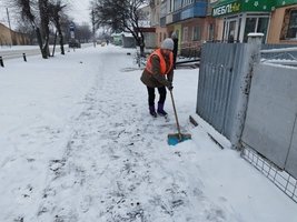 Попри погодні умови, наші комунальники не припиняють забезпечувати чистоту та безпеку у місті