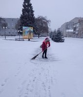 Попри погодні умови, наші комунальники не припиняють забезпечувати чистоту та безпеку у місті