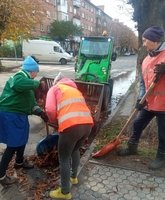 Комунальники прибирають узбіччя