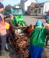 Комунальники прибирають узбіччя