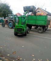 Комунальники прибирають узбіччя