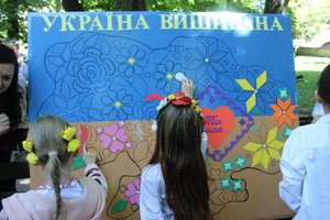 З нагоди Дня вишиванки міський голова Тетяна Єрмолаєва взяла участь у мирній вишиваній ході, організаторами якої стало Управління освіти та спорту