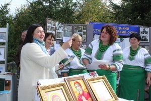 Гостинно, смачно, із вишивками та піснями – виставка світлиць старостинських округів Козятинської громади