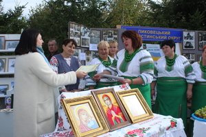 Гостинно, смачно, із вишивками та піснями – виставка світлиць старостинських округів Козятинської громади