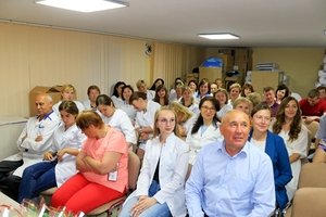 Віддаємо честь та шану медичним працівникам громади! 