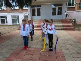 Яскраві флеш-моби учнів 1-4 класів відбулися в Козятинській школі №6 в День вишиванки (фото)