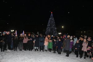 На площі Героїв Майдану урочисто увімкнули ілюмінацію на головній ялинці Козятинської громади