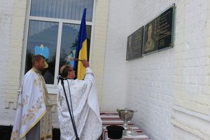 На фасаді козятинського ліцею №9 відкрили 2 меморіальні дошки полеглим Героям