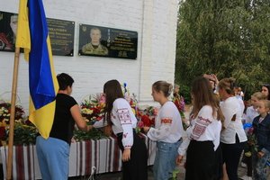 На фасаді козятинського ліцею №9 відкрили 2 меморіальні дошки полеглим Героям