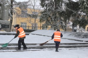 Комунальники про сніг знали, снігові замети чекали, тому були готові