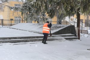 Комунальники про сніг знали, снігові замети чекали, тому були готові