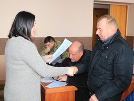 Урочисте вручення учасниками бойових дій рішень сесії міської ради про надання дозволу на розроблення проекту землеустрою щодо відведення земельної ділянки