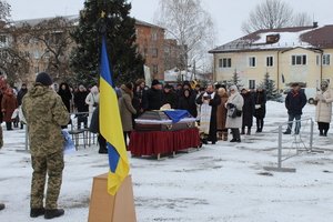 Сьогодні ми прощаємося з нашими Захисниками, які до останнього боролися за нашу свободу та незалежність: Завальнюком Романом Борисовичем та Микулиничем 