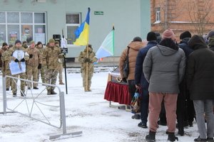 Сьогодні ми прощаємося з нашими Захисниками, які до останнього боролися за нашу свободу та незалежність: Завальнюком Романом Борисовичем та Микулиничем 