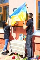 «…і пам’ятник величний звести треба тим, хто Україну так любив свою, життя віддав за жовте поле, синє небо в запеклому жорстокому бою»