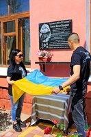 «…і пам’ятник величний звести треба тим, хто Україну так любив свою, життя віддав за жовте поле, синє небо в запеклому жорстокому бою»