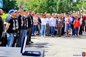 Почесну відзнаку Козятинської міської ради – нагрудний знак «За героїзм та патріотизм» за свого сина отримала мати загиблого Максима Олексюка Інна Леонідівна