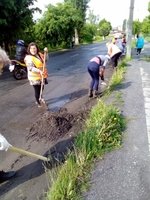 Комунальники прибирають узбіччя