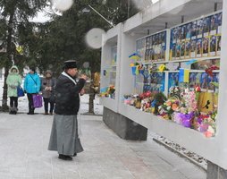 Сьогодні у місті біля пам'ятного знаку загиблим-воїнам захисниками України розпочалась тиха акція "Ангели пам'яті"