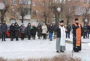 Сьогодні у місті біля пам'ятного знаку загиблим-воїнам захисниками України розпочалась тиха акція "Ангели пам'яті"