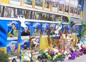 Сьогодні у місті біля пам'ятного знаку загиблим-воїнам захисниками України розпочалась тиха акція "Ангели пам'яті"