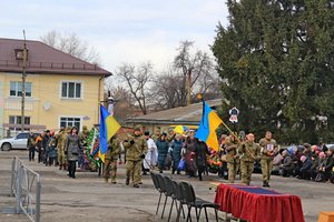 Схиливши голови у скорботі, козятинці прощалися із загиблими Героями