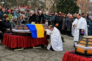 Схиливши голови у скорботі, козятинці прощалися із загиблими Героями