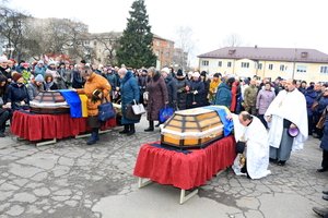 Схиливши голови у скорботі, козятинці прощалися із загиблими Героями