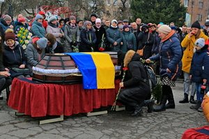 Схиливши голови у скорботі, козятинці прощалися із загиблими Героями