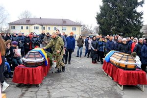 Схиливши голови у скорботі, козятинці прощалися із загиблими Героями