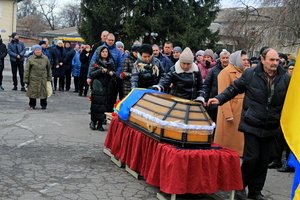 Схиливши голови у скорботі, козятинці прощалися із загиблими Героями