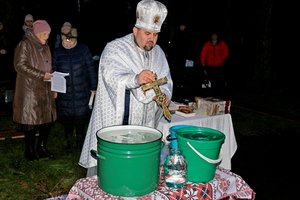 У Козятині Хрещенський день розпочався з досвітнього богослужіння, освячення води та крижаної купелі у ополонці на Водокачці