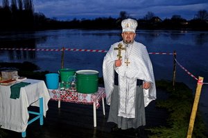 У Козятині Хрещенський день розпочався з досвітнього богослужіння, освячення води та крижаної купелі у ополонці на Водокачці